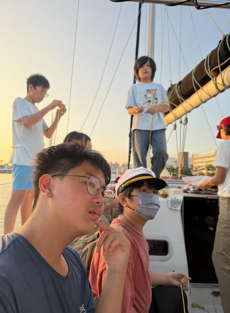 專注學習繩結的孩子們